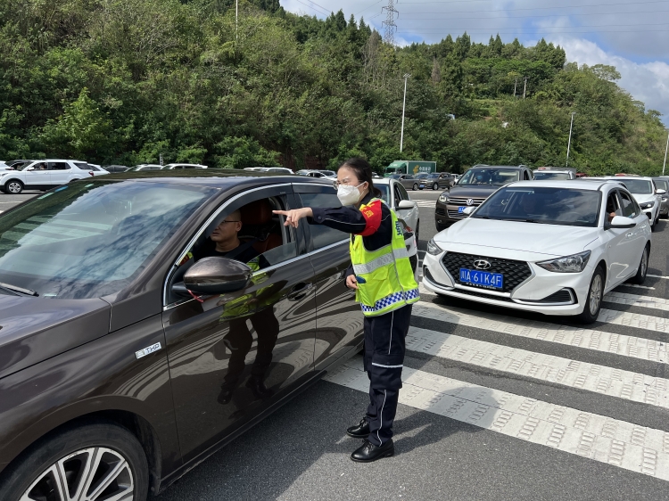 战疫保畅两不误  快速处置勇担当—广南公司高效处置南充北收费站排堵保畅突发事件4.jpg