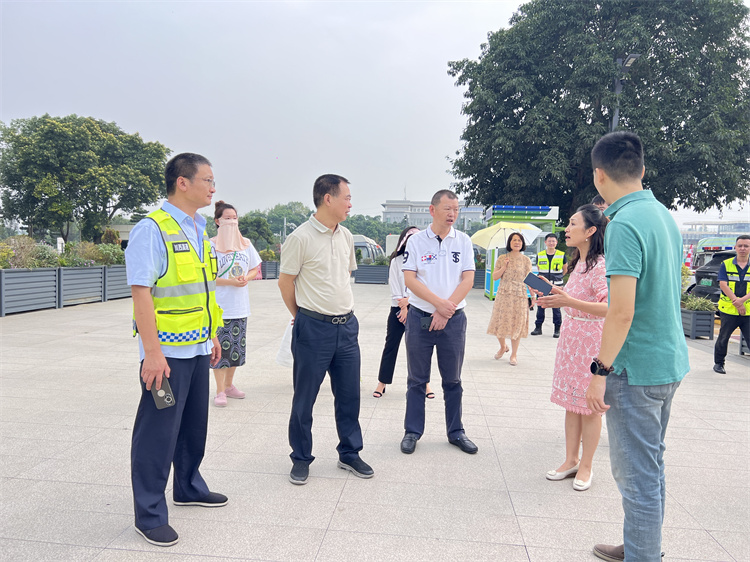 20240925川西公司党委书记、董事长刘小刚一行到成都东服务区督导检查“藏羌尖货节”活动前期准备工作.jpg